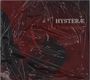 Text: "HYSTERÆ Les Itinérantes". Roter Hintergrund, überzogen mit transparentem Plastik.