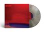 Text "STAY LONELY" in Rot oben links. Der Hintergrund ist rot mit einem Farbverlauf zu Blau. Sichtbare Vinyl-Schallplatte.