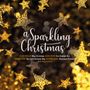 „a Sparkling Christmas“; Namen: Elvis Presley, Chuck Berry, Johnny Cash; Bild: Funkelnde Sterne in warmen Farben.