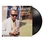 "MILES DAVIS AT NEWPORT 1958" in Großbuchstaben. Zeigt einen Mann mit Sonnenbrille und Kamera, im Hintergrund ein Zelt.
