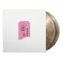 Ein rosafarbenes Ticket mit der Aufschrift „Kasemir Theatre“, darunter zwei Schallplatten in neutralem Farbton.