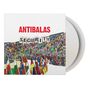 "ANTIBALAS" und "SECURITY" in roten und schwarzen Buchstaben. Buntes Stadion mit Menschen und vielen Fahnen im Vordergrund.