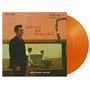 Text: "chet is back!", "chet baker sextet". Ein Mann in einem Tonstudio, orangenes Vinyl. Vintage-Stil.