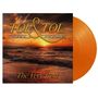 "TOL & TOL", "CEES", "THOMAS", "The Very Best". Ein Sonnenuntergang über dem Meer, orangene Vinyl-Schallplatte.