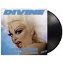 Aufschrift: "DIVINE", "NATIVE AND QUEER (THE COMPLETE EXPERIENCE)". Nahaufnahme eines extravaganten Gesichts.