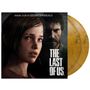 Text: "Original Score by Gustavo Santaolalla" und "The Last of Us". Zwei Menschen sind auf einer Musik-Schallplattenhülle.