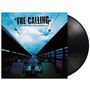 "THE CALLING, CAMINO PALMERO". Dunkles Bahngleis mit leuchtenden Lichtern und bewölktem Himmel.