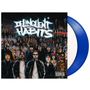 "DELINQUENT HABITS" steht in Graffiti-Schrift oben. Es zeigt eine Gruppe von Menschen in urbaner Umgebung. Blauer Vinyl im Hintergrund.