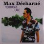 „Max Décharné Veronica's Lake“ in schwarzer und lila Schrift; ein Mann mit Sonnenbrille vor einer idyllischen Seelandschaft.