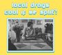 Text: „local drags cool if we split?“ Schwarz-weiß Foto eines Mannes am Tisch, Blume links, Bilder an der Wand.