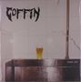 Der Text "COFFIN" und "PISS-UP" ist zu sehen. Ein Glas mit gelbem Getränk steht auf einem metallischen Waschbecken.