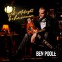 "Post-Midnight Behaviour" und "Ben Poole" vor dunklem Hintergrund mit Musiker, Gitarre und Verstärkern.