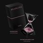 Text: "DEADLINE", "PACKAGE BOX 134×210×105 mm", "HOURGLASS MOOD LAMP 86×86×160 mm". Eine Sanduhr mit rosa Sand neben einer schwarzen Box.