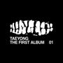 Text: "TAEYONG THE FIRST ALBUM 01". Stilisiertes weißes Logo auf schwarzem Hintergrund.