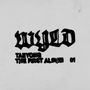 Text: "TAEYONG THE FIRST ALBUM 01" im Graffiti-Stil. Schwarze Schrift auf weißem Hintergrund.