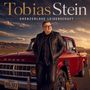 „Tobias Stein, grenzenlose Leidenschaft“. Ein Mann lehnt an einem roten Dodge Pickup, daneben eine Gitarre mit „Tobias“.