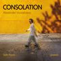 „CONSOLATION“, „Alexander Vounelakos“, „Solo Piano“ und „Gramola“. Ein Mann geht vor einer gelben Wand entlang.