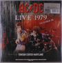 AC/DC Live 1979, October 16, Towson Center Maryland. Band auf einer Bühne, Schlagzeug und Gitarren im Hintergrund.