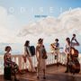 ODISEJA, BABA YAGA. Eine Gruppe von fünf Musikern am Meer, mit Instrumenten wie Geige, Gitarre und Akkordeon.