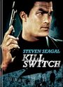 Text: "STEVEN SEAGAL KILL SWITCH". Eine Person hält eine Waffe. Unten: "POLICE LINE DO NOT CROSS". Dunkler, dramatischer Stil.