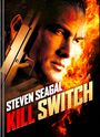 Text: "STEVEN SEAGAL KILL SWITCH". Ein Mann hält eine Pistole, Hintergrund in Flammen.