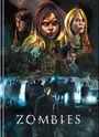 Text: "ZOMBIES". Illustration: Drei Frauen und ein Mann schauen ernst. Unten: Menschenmenge vor beleuchtetem Hintergrund.