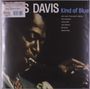 Texte: "MILES DAVIS", "Kind of Blue". Ein Mann spielt Trompete, dunkler Hintergrund.