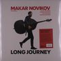 "MAKAR NOVIKOV FEATURING" oben, "LONG JOURNEY" unten. Mann trägt Kontrabass quer auf hellem Hintergrund.