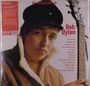 Text: "Stereo", "Bob Dylan". Liste von Songtiteln. Junge Person mit Mütze und Gitarre trägt Jacke mit Fellkragen.