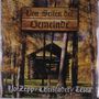 "Von Seiten der Gemeinde" auf Holzschild; darunter "Yo!Zepp / Chrisfader / Testa". Hütte im herbstlichen Wald.