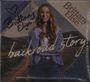 "Brittany Elise" und "back road story" sind die Texte. Frau mit langen Haaren in lässiger Kleidung, ländliche Gegend.