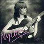 Texte: "Nylon", "Gordi". Eine Person mit Gitarre, in schwarz-weiß gehalten, wirkt nachdenklich.