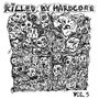 "Killed by Hardcore VOL. 5" steht in groben Buchstaben oben und unten. Skizzenhafte Fratzen füllen die gesamte Illustration.
