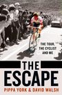 „The Tour, The Cyclist and Me. THE ESCAPE. Pippa York & David Walsh.“ Ein Radfahrer fährt durch jubelnde Zuschauer.