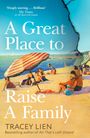 “A Great Place to Raise A Family”. Illustration eines Strandes mit Menschen unter Sonnenschirmen. Splitter am Himmel.