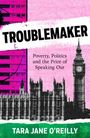 „TROUBLEMAKER“ in Schwarz. Darunter „Poverty, Politics and the Price of Speaking Out“. Londoner Skyline auf pinkem Hintergrund.