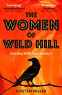 „Satisfying" und „Propulsive“. Titel: THE WOMEN OF WILD HILL. Untertitel: Can they fulfil their destiny? Autor: Kirsten Miller. Schwarzer Vogel auf Ast vor orangenem Hintergrund.