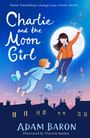 "Charlie and the Moon Girl" steht groß auf einem blauen Himmel. Ein Junge und ein Mädchen fliegen vor dem Mond.