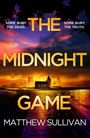Text: "Some bury the dead. Some bury the truth. THE MIDNIGHT GAME. MATTHEW SULLIVAN."  
Szene: Ein einsames Gebäude bei Sonnenuntergang.