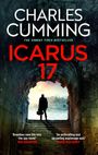 „CHARLES CUMMING“, „ICARUS 17“, Person im Mantel auf Steintreppe, hinten antike Stätte, Sonnenuntergang.