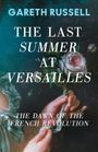 Ein Gemälde zeigt eine Hand, die eine Rose hält. Text: “Gareth Russell, The Last Summer at Versailles, The Dawn of the French Revolution.”