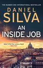 Titel: "Daniel Silva - An Inside Job". Zitat: 'Allon is the 21st century Bond' - Daily Mail. Bild: Stadtansicht mit Kuppelgebäude.