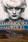 "The Moors Murders" in großen Buchstaben. Darunter: "The first comprehensive history of one of the most notorious criminal cases in Britain." Autor: Michael Attwell. Darüber ein schwarz-weiß Porträt, darunter eine Landschaft bei Sonnenuntergang.