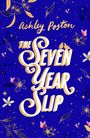 "Ashley Poston: The Seven Year Slip" in geschwungener Schrift. Umgeben von Blumenillustrationen auf blauem Hintergrund.