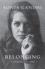Text: "Sonia Gandhi", "Belonging", "A Journey of Love". Schwarz-Weiß-Fotografie einer nachdenklichen Frau.