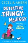 Text: "Cecelia Ahern, Detective Thingy Majiggy, and the Case of the Talking Mirror, Illustrated by Katie Saunders."

Ein Mädchen mit Sherlock-Holmes-Mütze hält einen Herzspiegel, umgeben von Kisten und einem Notizblock.