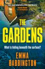 Text: "'Lisa Jewell mixed with a little Liane Moriarty' - Cassie Hamer. THE GARDENS. What is hiding beneath the surface? EMMA BABBINGTON." Im Hintergrund spiegelt sich ein Haus im Wasser.