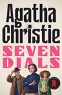 "Agatha Christie SEVEN DIALS" in großen Buchstaben. Darunter drei Personen in unterschiedlicher Kleidung. Ein rotes Netflix-Logo.