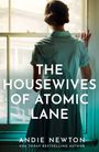 "The Housewives of Atomic Lane", "Andie Newton, USA Today Bestselling Author". Eine Frau in blauem Kleid blickt aus einem Fenster.