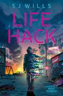 „S.J. Wills – LIFE HACK.“ Illustration: Person mit Kapuze, teils digital zersetzt, in dystopischer Stadtlandschaft mit brennendem Auto.